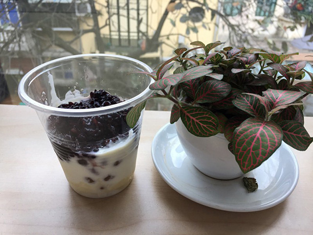 Yogurt with “Com Ruou nếp cẩm”- violet glutinous rice