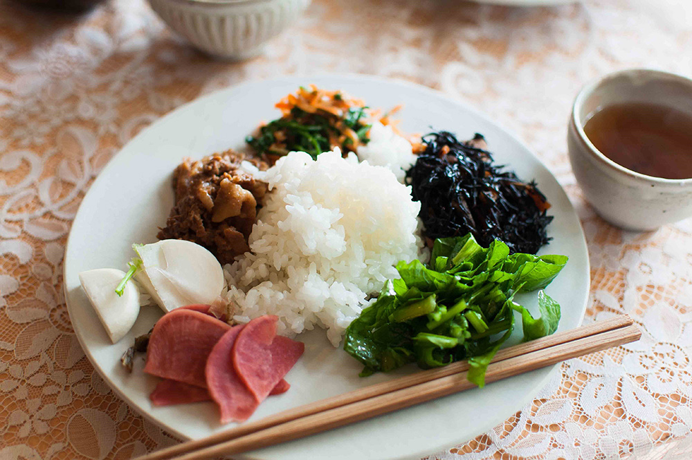 The lunch on this day was Amazake-oriented Miso, special Miso called Hata-chan's Miso from Takashima, Japanese parsley (that we picked from the garden) and carrot dressed with sesame sauce, fresh organic turnip slice and its leaves massaged with salt, and pickled Yurugi turnip (native variety from Adogawachonishiyurugi).