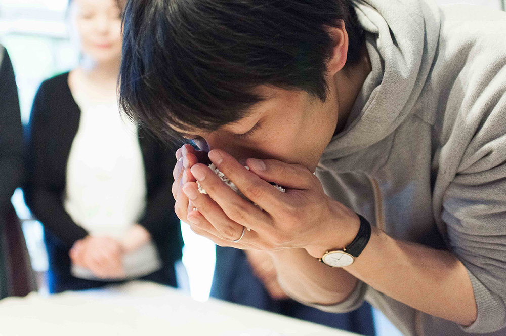 Nakaji checking the result of Koji by sniffing