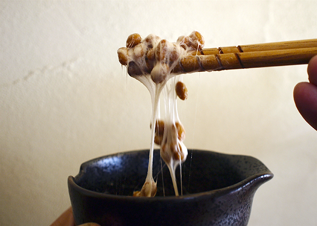 納豆をおいしく食べるには、納豆を混ぜて（引いた糸を切って）旨味成分を増し、空気を含ませ口当たりを滑らかに