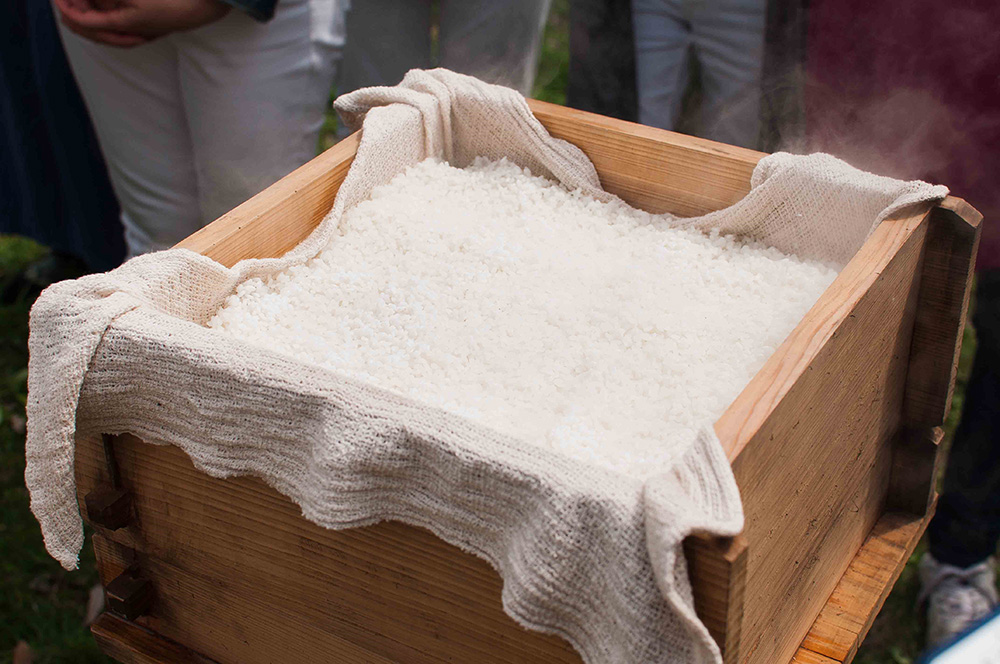 After all the rice was in, he placed the lid and informed us that this would be steamed for about 40 minutes at mid-high fire (about 70%).