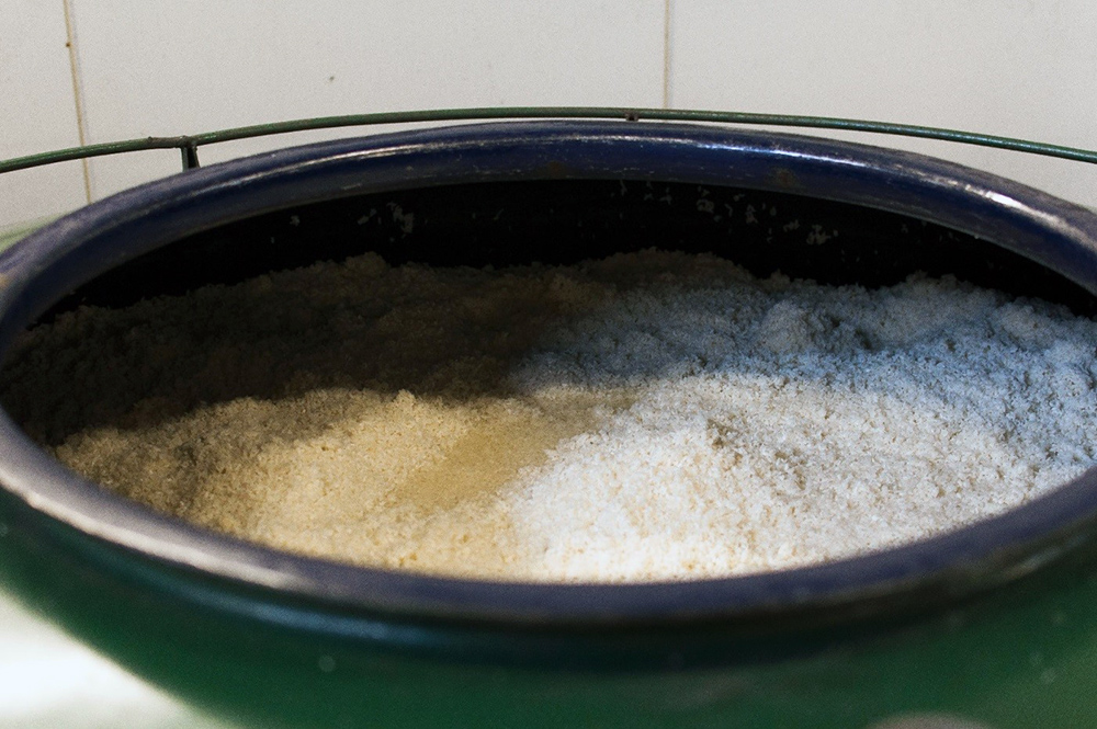 蒸米を焼酎と麹で仕込んで櫂入れをしながら熟成させる