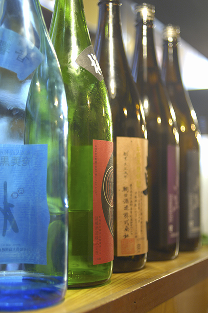 日本酒の瓶に色が付いているのはなぜ？どんな色の瓶があるの？