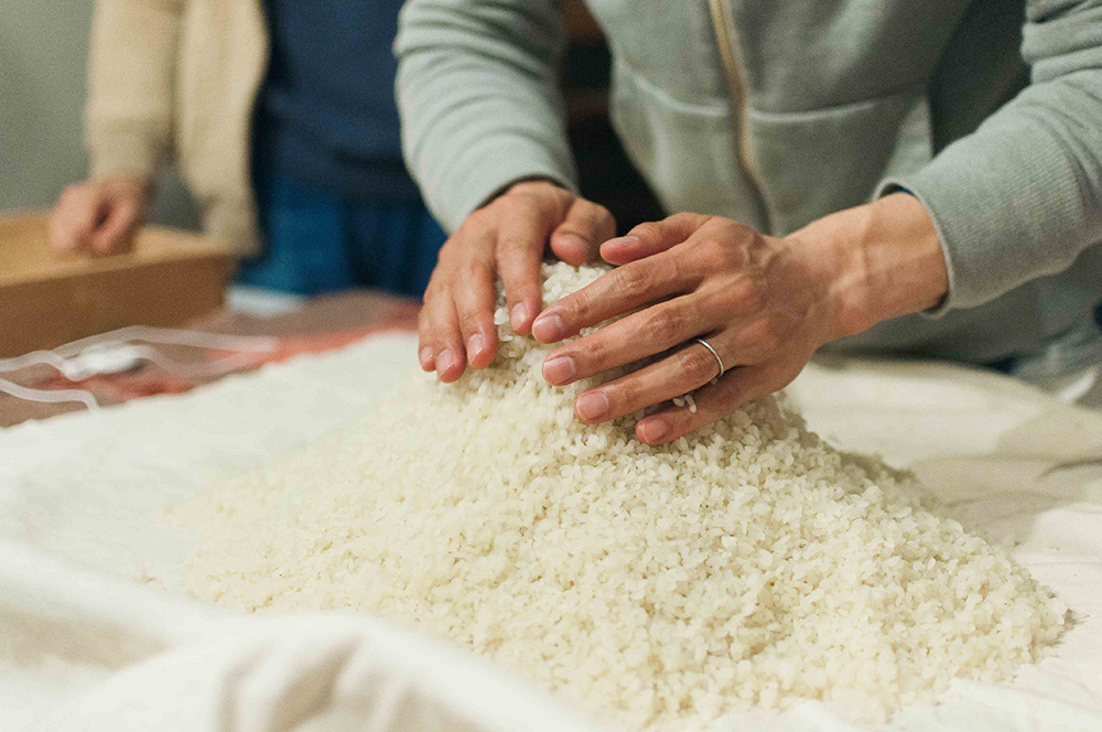 Again we broke up the lumps and mixed it with everyone, and at the same time leaned the texture of rice and felt the temperature at this stage.