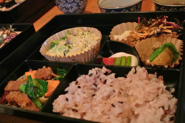 Various small dishes are assorted in the lunch box to entertain the guests, including Satomi-san’s original bagna càuda sauce and cheese mixed with sake lees. Not only do they all taste delicious, but are also very well planned to strike a right balance of different flavors within the confined setting of a lunch box. No wonder there are tour repeaters who say they come all the way looking forward to what kind of high-quality lunch box they will be able to enjoy in their next visit. 