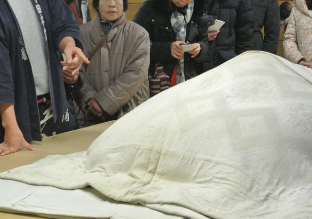 In this room where one could even experience a sense of the sacred, the tour participants were introduced to many tools and devices that were all valuable for the rice malt development process. The photo shows the mold sprinkled rice covered with a blanket to keep the temperature and humidity just right for the rice to transform into malt. A lot of questions were raised from the tour participants. 