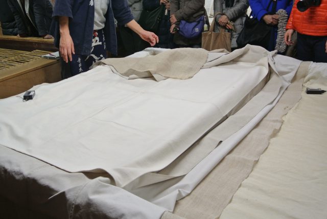 These tools, including the large platform where a vast amount of rice is spread out evenly and the hemp cloth used for spreading the rice are mostly hand-made by the brewers, using natural materials that are highly treasured in this brewery. 