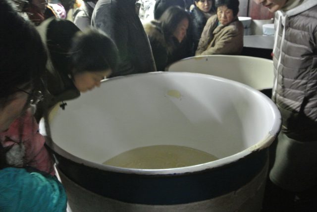 The bubbling sound created by the mash seemed like the microbes in the tub were chatting with each other.