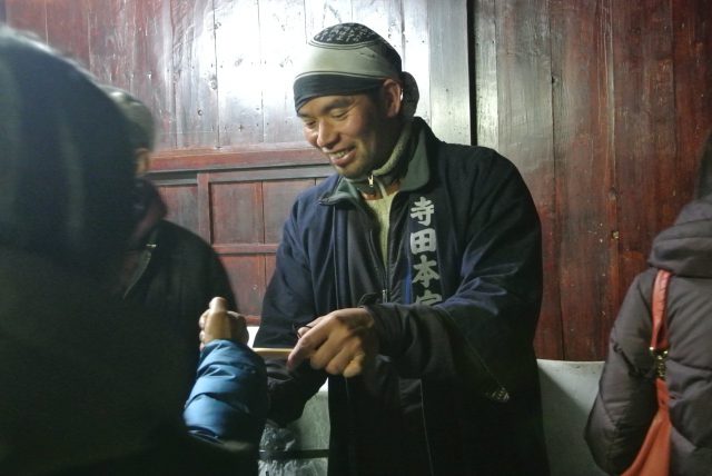 The brewery included frequent opportunities of sample tasting in the tour program. In each occasion, the tour participants couldn’t help respond with a smile and let out a whoop of joy, as though they were embodying the spirit uplifted by each sip of the “happy bottle of sake” offered to them. 