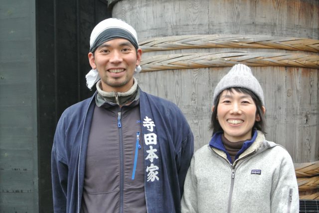 Terada Honke’s 24th-generation owner, Yu-san, and his wife, Satomi-san, a culinary expert with especially deep knowledge on sake lees. We greatly thank their open mind and welcoming attitude to hold these wonderful tours for ardent sake fans year after year. 