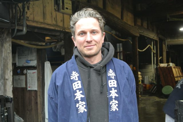 Yannick-san who came from Alsace, a region close to the borders between his home country France and Germany. See how good he looks in the happi coat printed “Terada Honke” that is worn by all the brewers here.