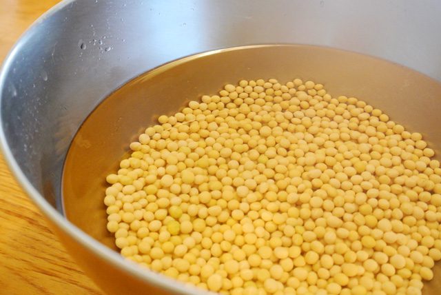 まずは乾燥大豆を洗い、3〜4倍の水に一晩浸水させる