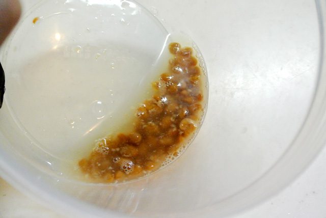 混ぜることでお湯に納豆菌が移り、蒸し大豆に菌が広がりやすい。ちなみにここで余った市販の納豆は、同量ずつラップに包んで冷凍しておけば、また納豆を作るとき同じように使える