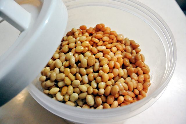 上記5の容器に、適温に下がった4の大豆を移し入れ、納豆菌が全体に均等に広がるよう優しく全体的に混ぜあわせる。