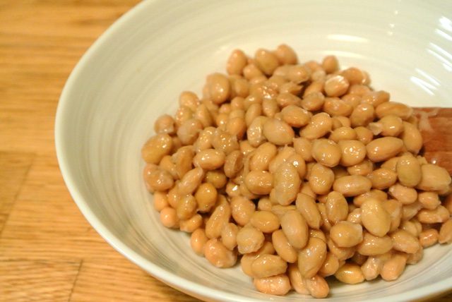 蒸した大豆が、納豆菌を取り込んで発酵すればもうそれは「納豆」