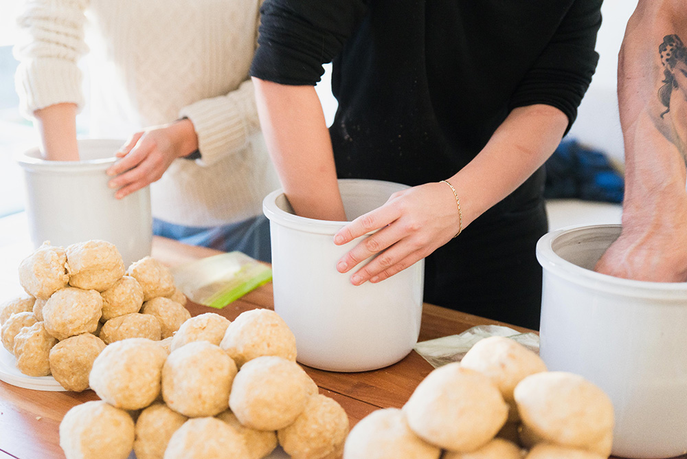 手作り味噌作り。いよいよ『TOKONAME』の甕に味噌玉を投げ入れる