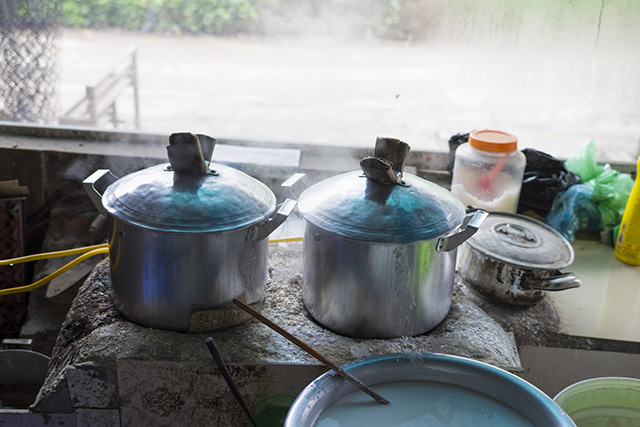 Steaming pot to make Vietnamese Rice noodle roll (banh cuon)