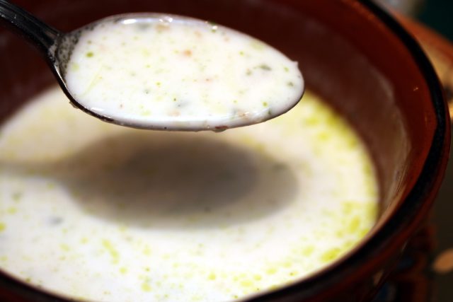 塩味のヨーグルトスープで、ブルガリアの夏の定番料理
