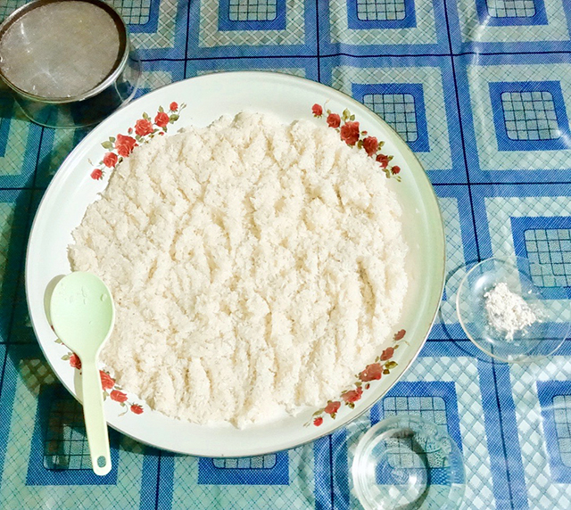 粗熱の取れた餅米、砕いたRAGI（麹）、手水