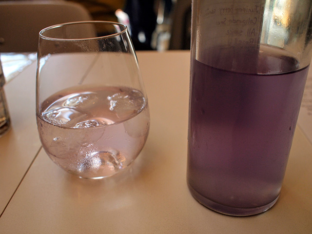 編集部が頼んだジントニックは、ノンアルコールのジンとバタフライピーを使って作られた、透明感のある淡い紫色。