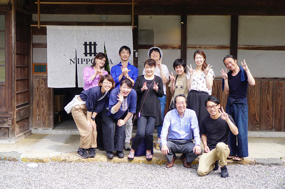 Front from right: Takushi Jokei and his father Kozo Jokei