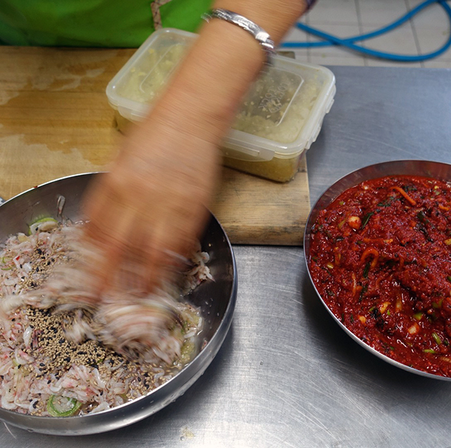 アジュンマ特製のエビの塩辛で作ったヤンニョム。 韓国で肉を食べるときは、キムチか醤油、味噌、塩辛などの発酵した食材で作ったヤンニョムが添えられる