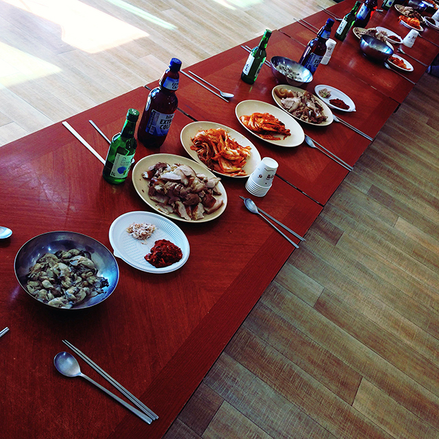 テーブルには生牡蠣、キムジャンで余ったヤンニョム、生マッコリ、焼酎、ビールが置かれていく。 そしてキムジャンの漬けたてのキムチも