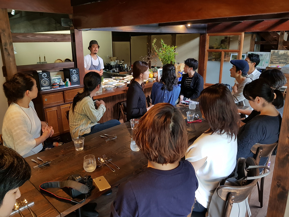 Tomoya Nishio explaining about lunch menu