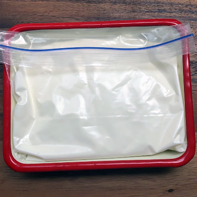 ジッパー付袋に4を入れて平らにし、冷凍庫で2～3時間凍らせます。