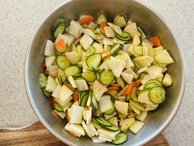 すべての野菜の総量を測り、2％の塩を入れよく混ぜ合わせる