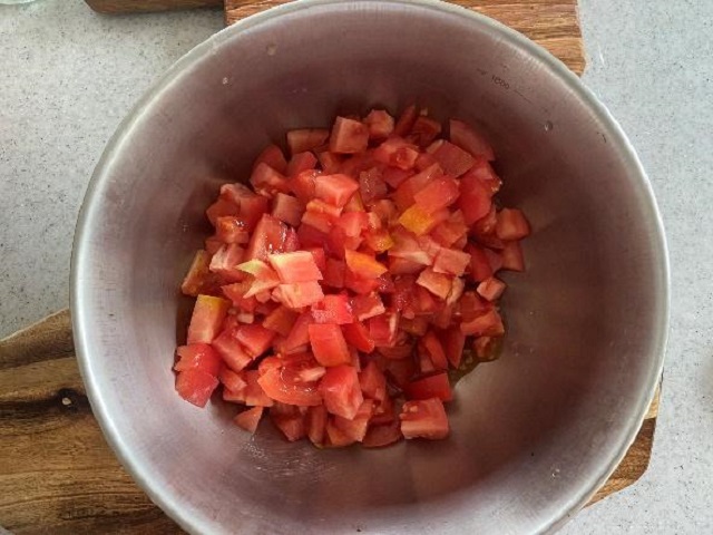 トマトを軽く拭き、1㎝ほどの角切りにする