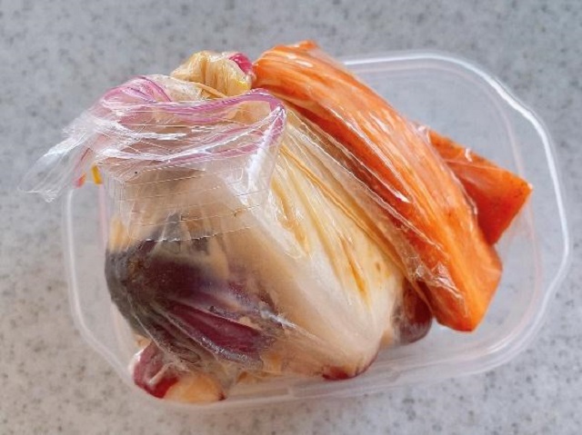 野菜を漬けるときは小袋に使う分量だけ味噌粕を入れ、全体にいきわたるように揉み込み、空気を抜いて冷蔵庫へ