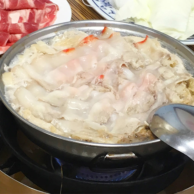 発酵鍋の代表格！台湾の“酸っぱ鍋”「酸菜白肉鍋(スワァンツァイ パイロウグゥオ)」レシピ