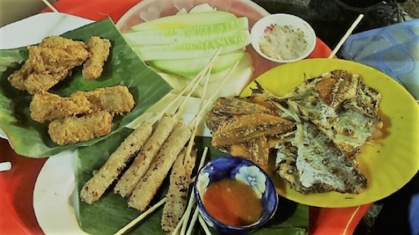 Grilled “nem chua” is one of the most favorite food to Hanoi people.</h3>