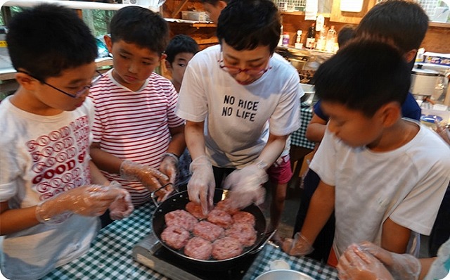 舘野さんは長い間、子どもたちに味覚について知ってもらう食育プログラムも行なっていた。